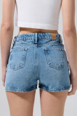 Short azul claro de jean con ligeros desgastes y tiro alto