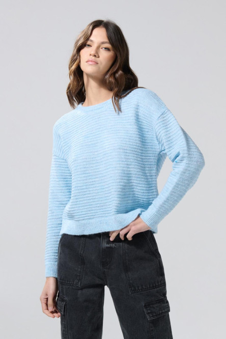 Suéter azul claro tejido cuello redondo con texturas