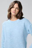 Suéter azul claro tejido cuello redondo con texturas