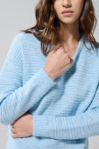 Suéter azul claro tejido cuello redondo con texturas