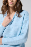 Suéter azul claro tejido cuello redondo con texturas