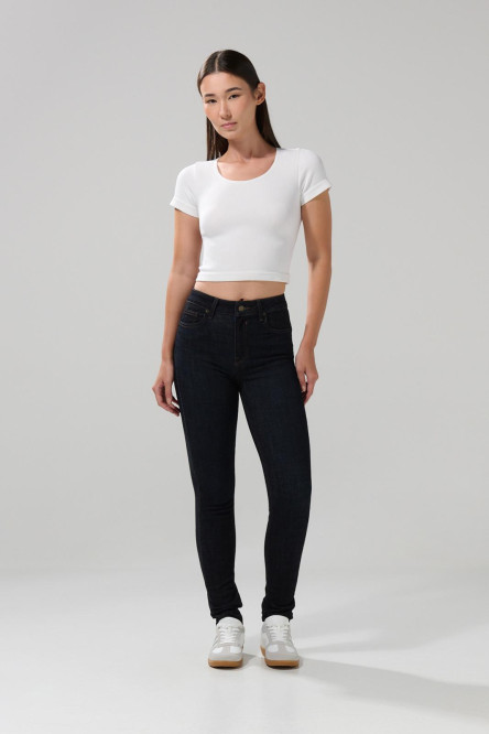 Jean tiro alto push up azul intenso con costuras visibles