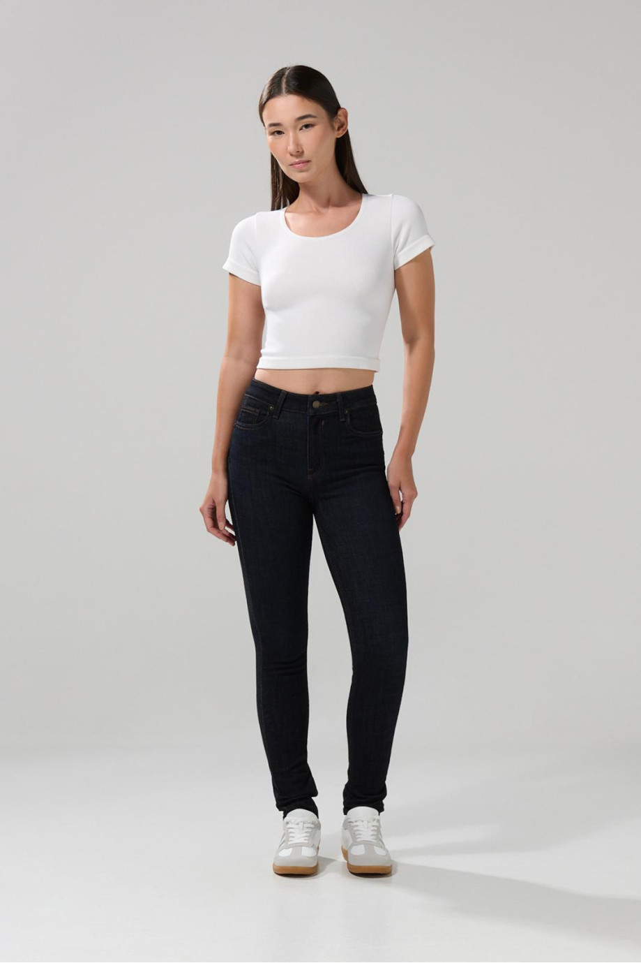 Jean tiro alto push up azul intenso con costuras visibles