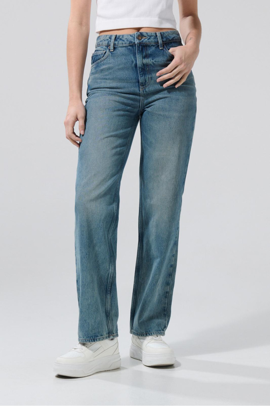 Jean 90´S azul medio con tiro alto y bota recta