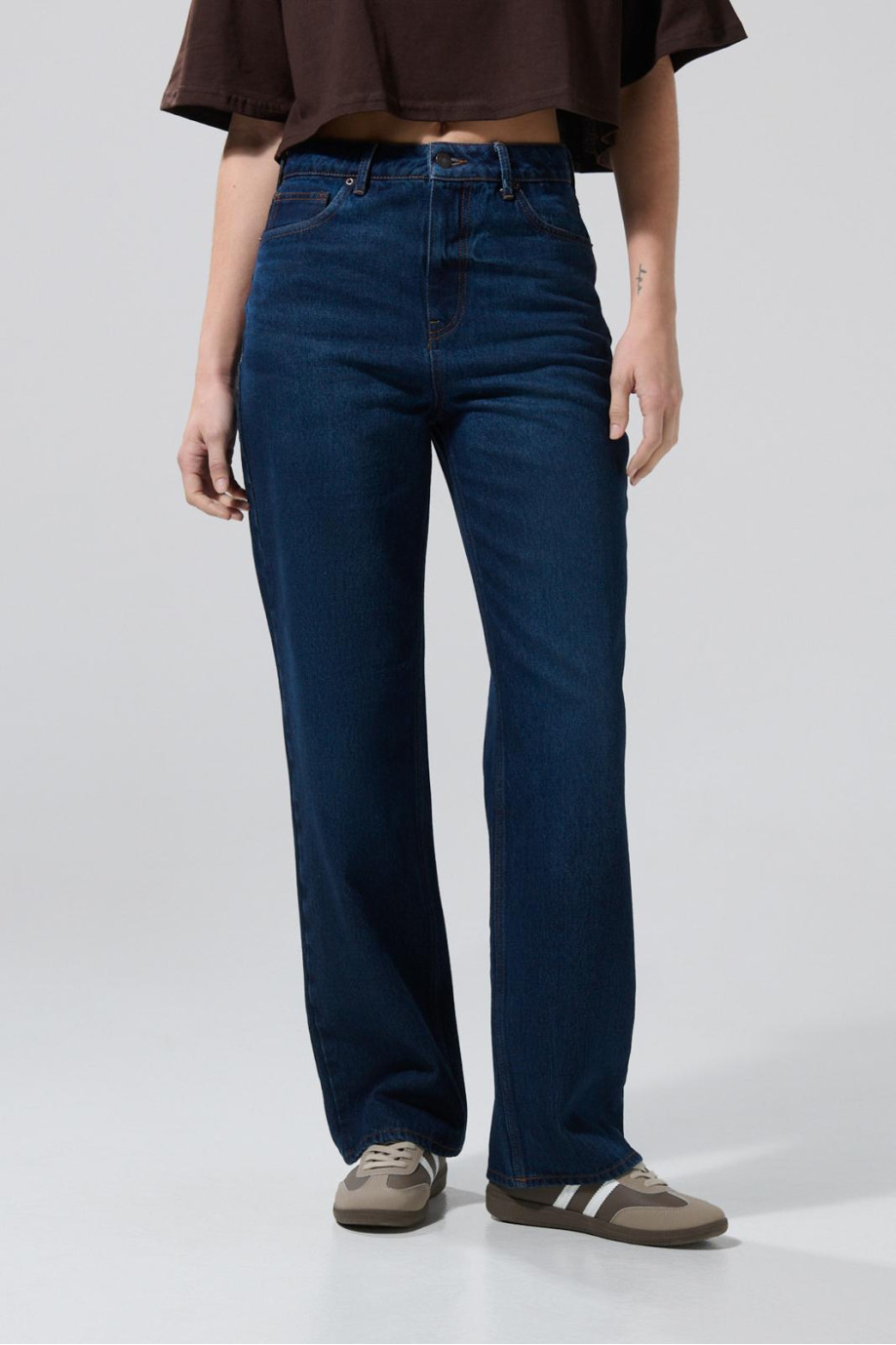 Jean azul oscuro tipo 90´s bota recta con tiro alto