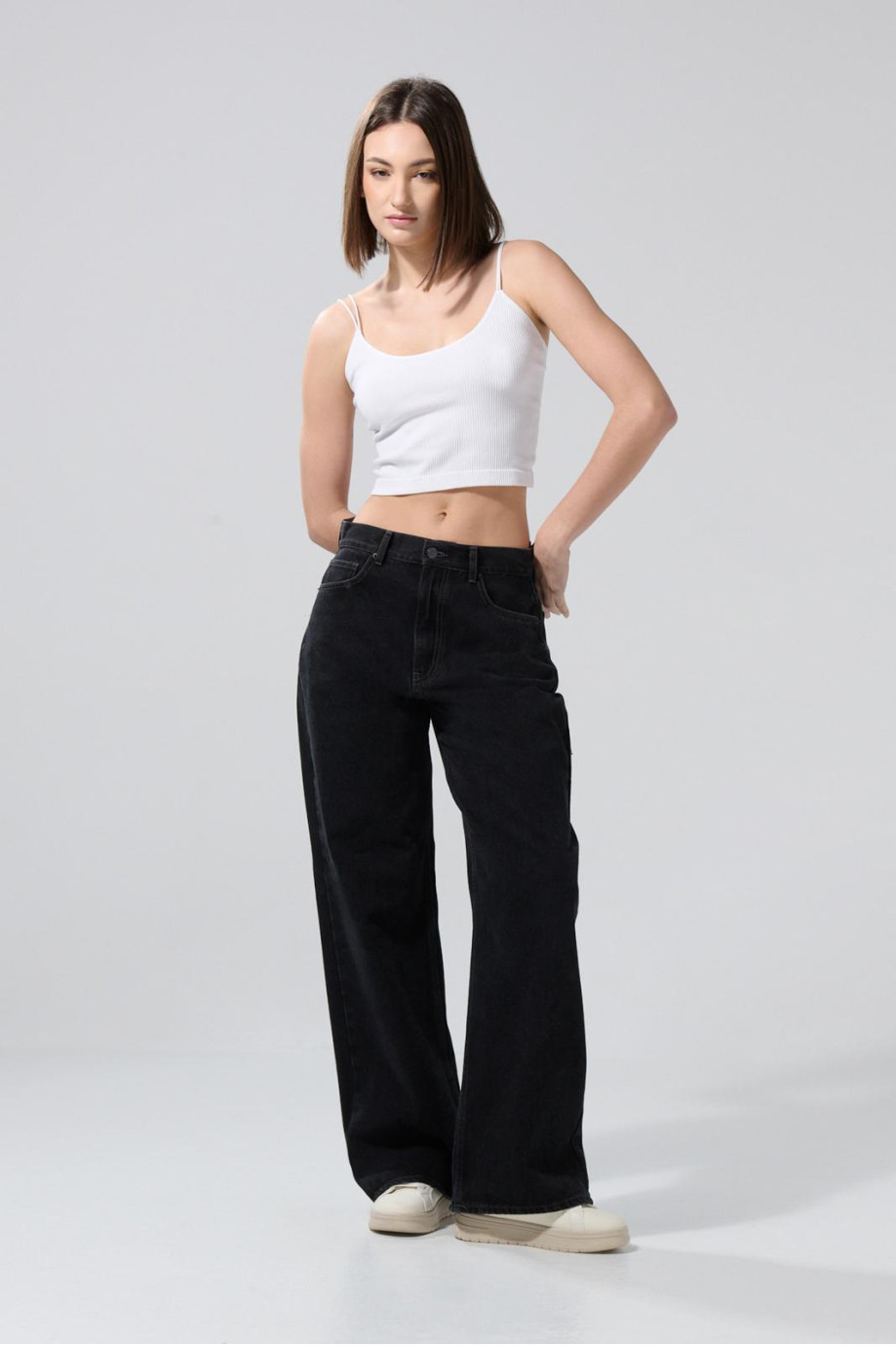 Jean tiro medio tipo baggy gris intenso con bota ancha