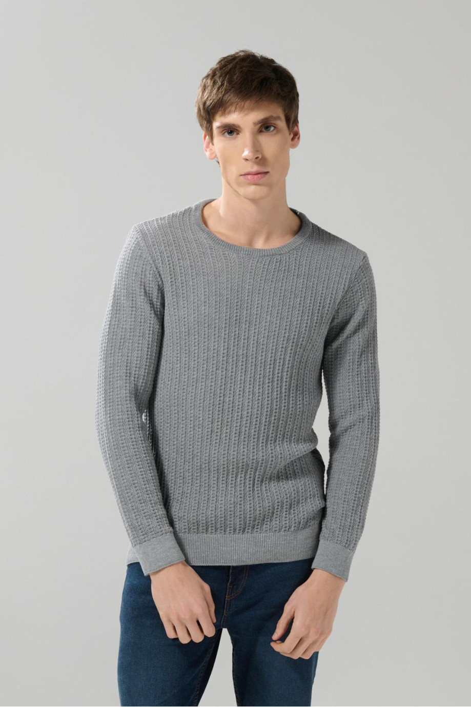 Suéter cuello redondo gris medio con texturas de canal
