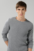 Suéter cuello redondo gris medio con texturas de canal