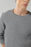 Suéter cuello redondo gris medio con texturas de canal