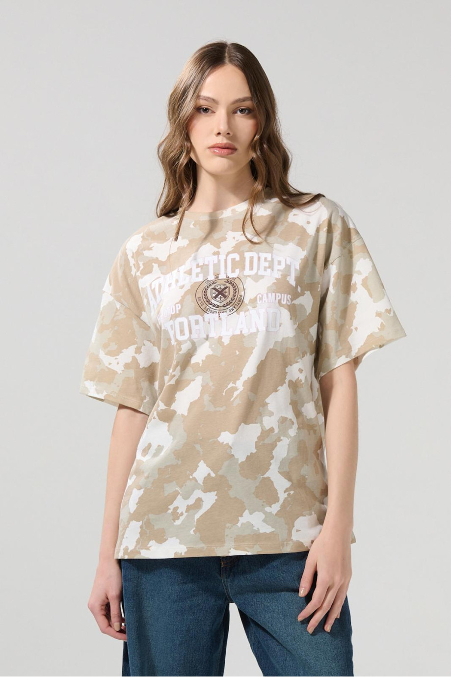 Camiseta college crema clara manga corta camuflada