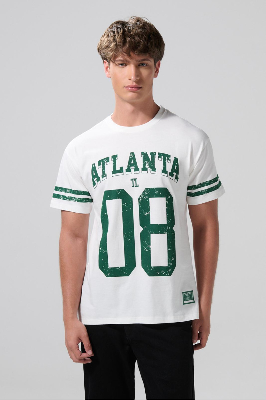 Camiseta crema con arte college, rayas y cuello redondo