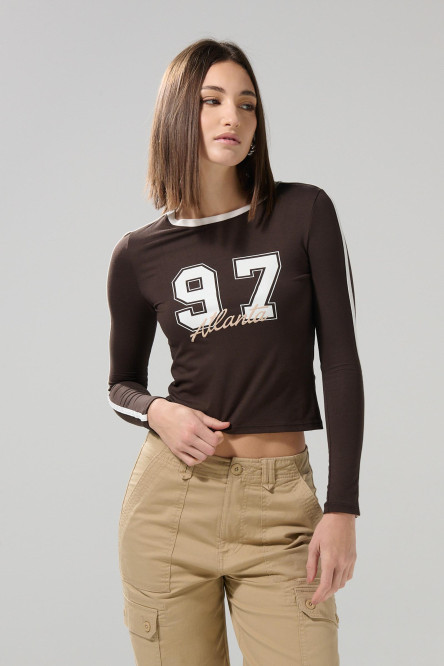 Camiseta manga larga café oscura con estampado college