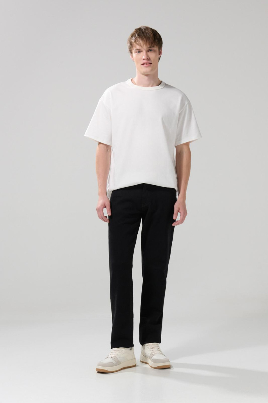 Jean slim tiro bajo negro con ajuste ceñido y bolsillos