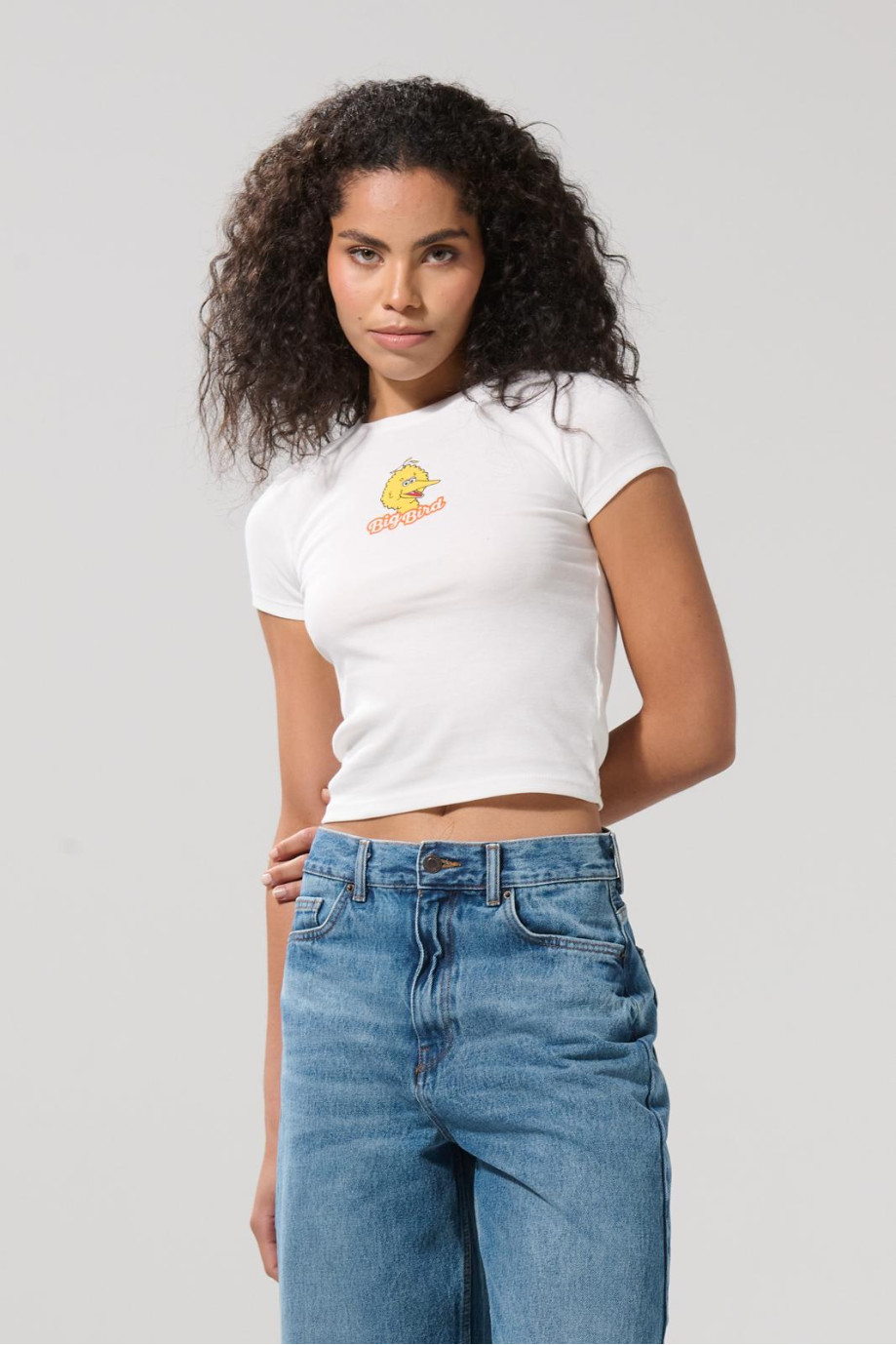 Camiseta crema manga corta con arte de Plaza Sésamo