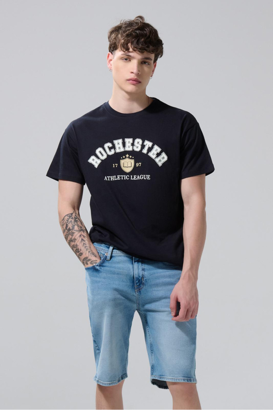 Bermuda de jean slim azul clara con tiro bajo y desgastes