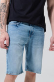 Bermuda de jean slim azul clara con tiro bajo y desgastes