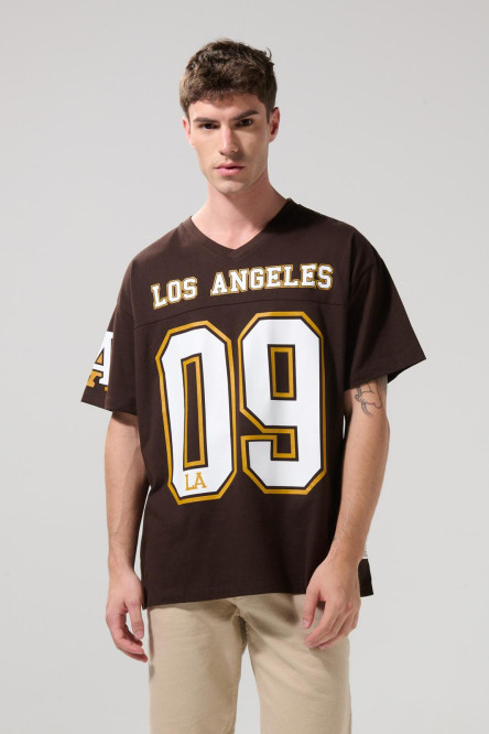 Camiseta café oscura cuello V con diseños college