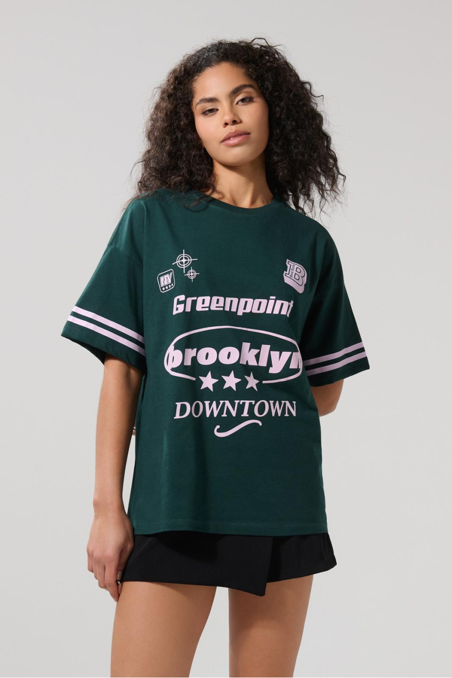 Camiseta oversize verde cuello redondo con arte college
