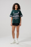 Camiseta oversize verde cuello redondo con arte college