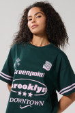 Camiseta oversize verde cuello redondo con arte college