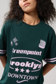 Camiseta oversize verde cuello redondo con arte college