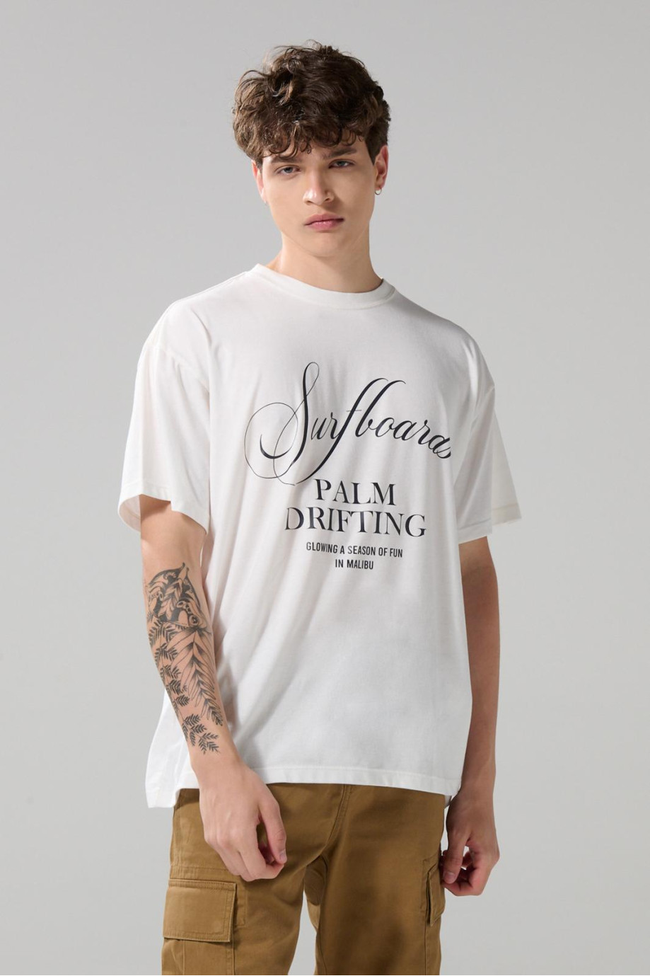 Camiseta oversize crema clara manga corta con texto en frente