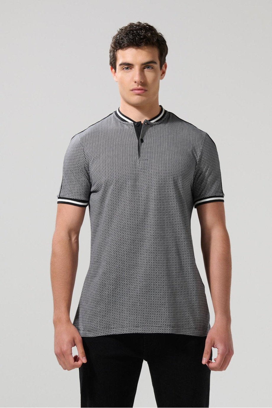 Camiseta polo negra cuello nerú con estampados de mini print