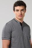 Camiseta polo negra cuello nerú con estampados de mini print