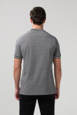 Camiseta polo negra cuello nerú con estampados de mini print