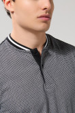 Camiseta polo negra cuello nerú con estampados de mini print