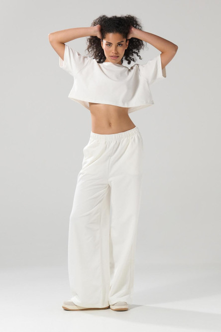 Pantalón unicolor tipo jogger con bota ancha y bolsillos