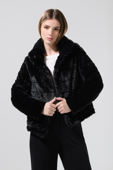 Chaqueta afelpada negra con cuello alto y bolsillos