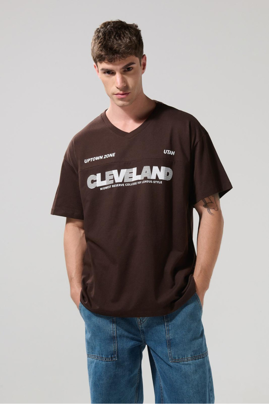 Camiseta oversize cuello V café oscura con arte college