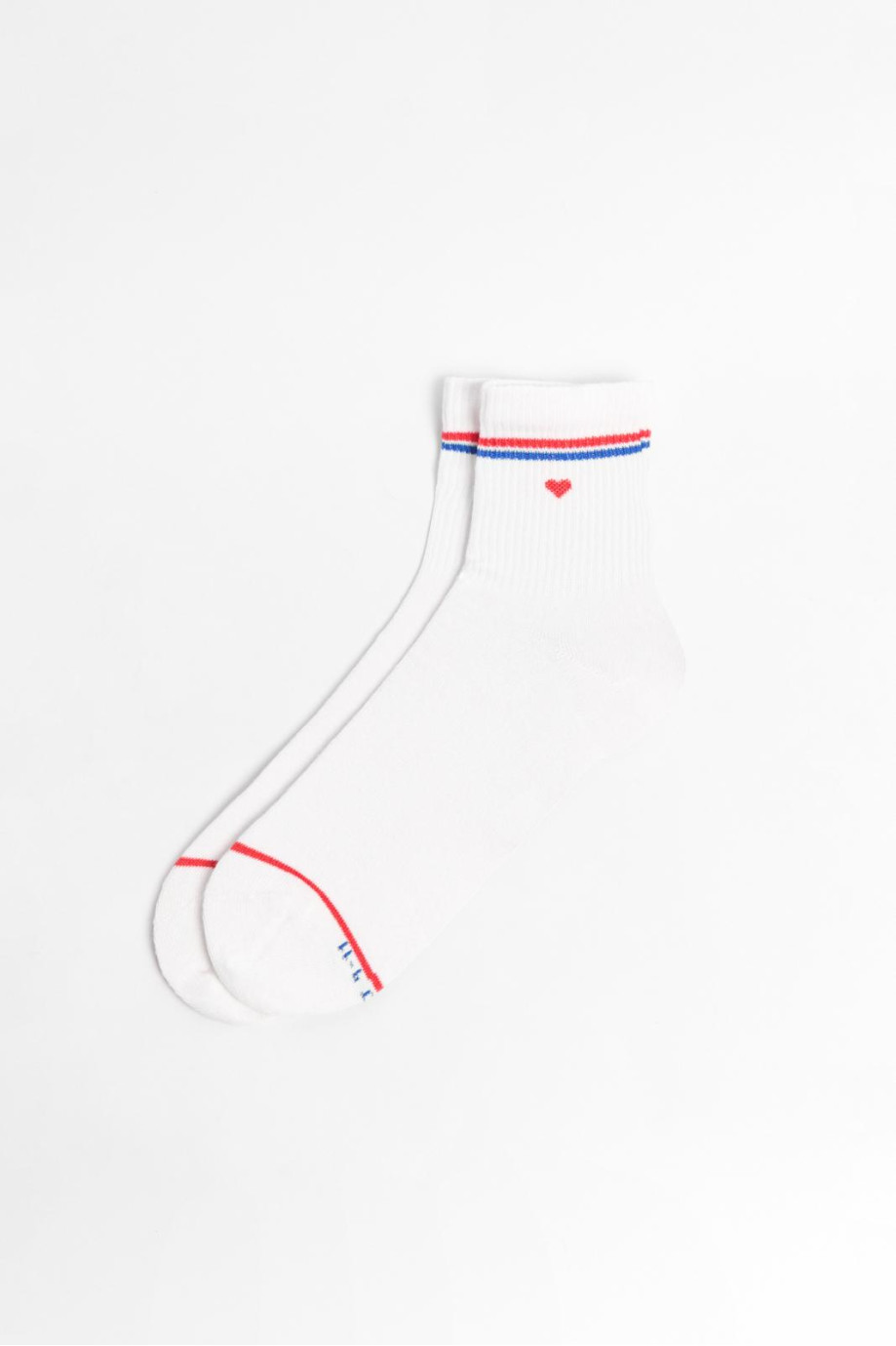 Medias cremas claras cortas con rayas y corazón