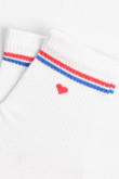 Medias cremas claras cortas con rayas y corazón