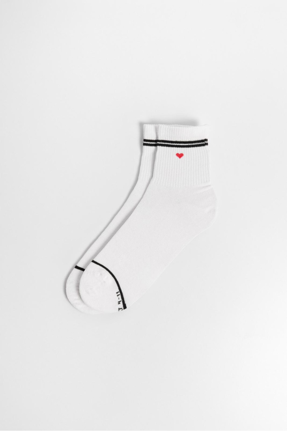 Medias cortas cremas con corazón rojo y rayas