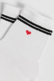 Medias cortas cremas con corazón rojo y rayas