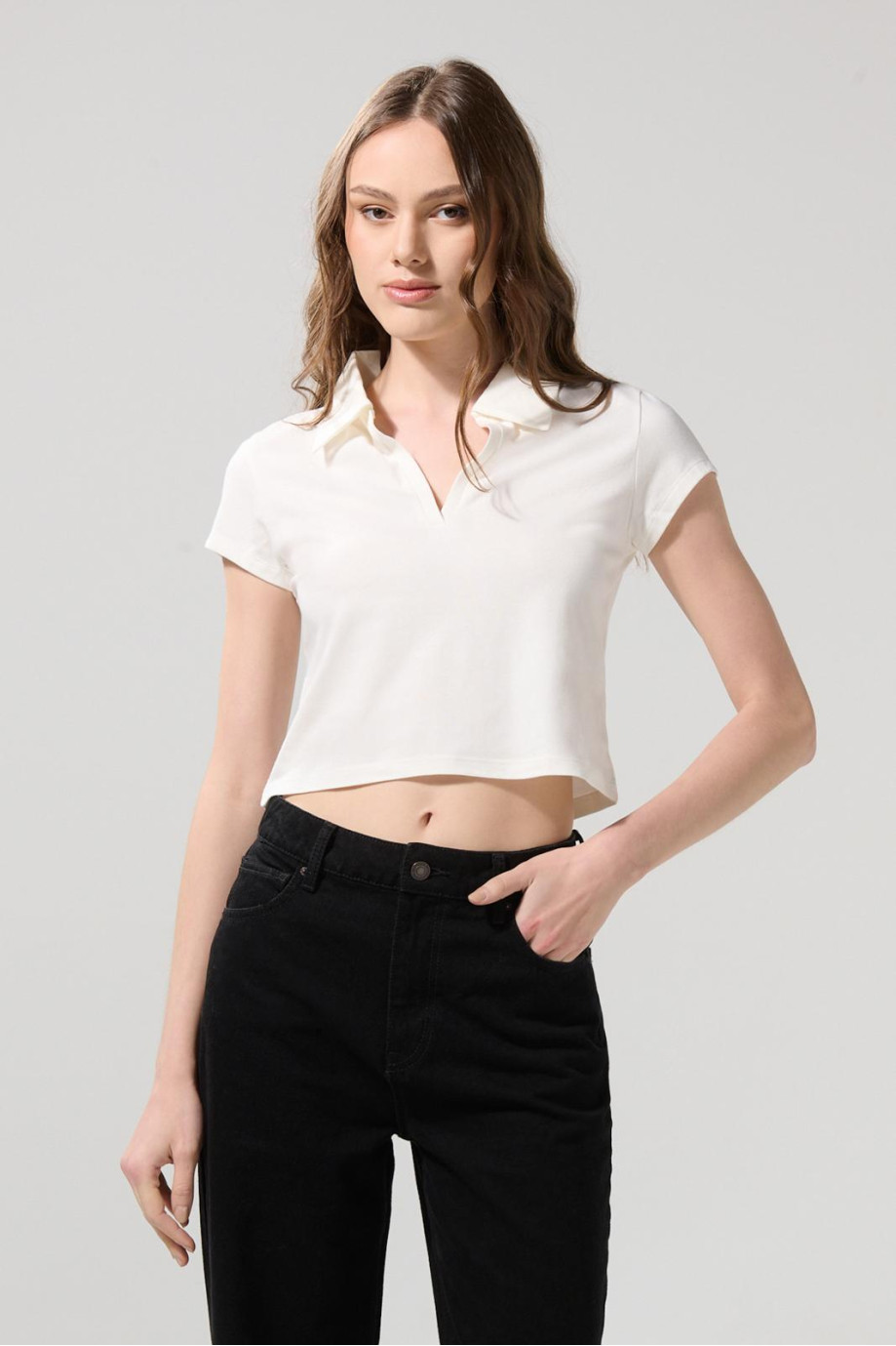 Camiseta crop top unicolor con cuello polo y manga corta