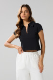 Camiseta crop top unicolor con cuello polo y manga corta