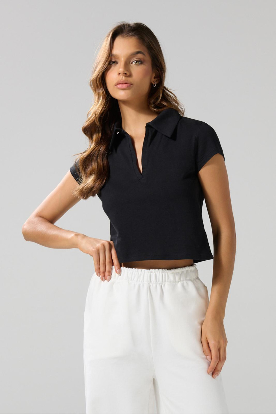Camiseta crop top unicolor con cuello polo y manga corta