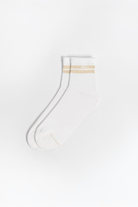 Medias cortas unicolores con rayas y texto minimalista