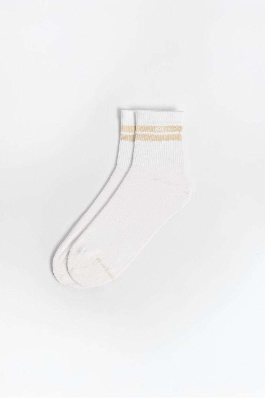 Medias cortas unicolores con rayas y texto minimalista