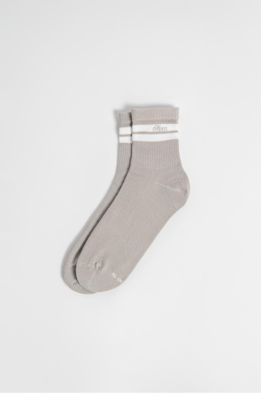 Medias cortas unicolores con rayas y texto minimalista