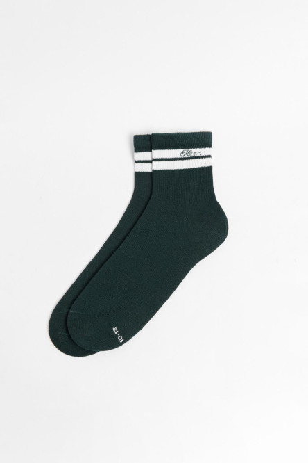 Medias cortas unicolores con rayas y texto minimalista