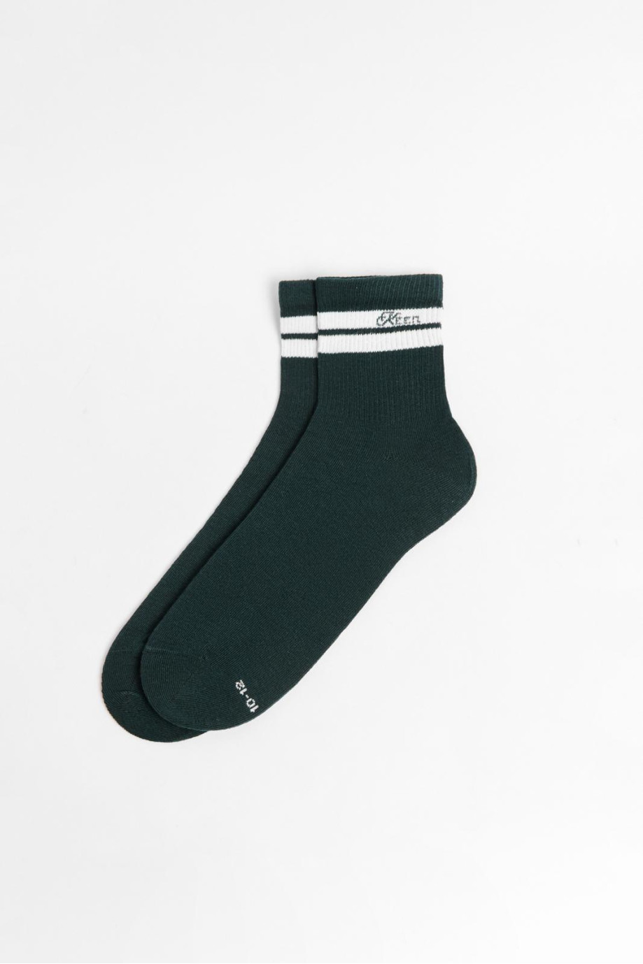 Medias cortas unicolores con rayas y texto minimalista