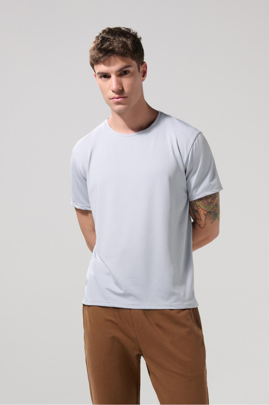 Camiseta en poliéster unicolor ajustada con cuello redondo