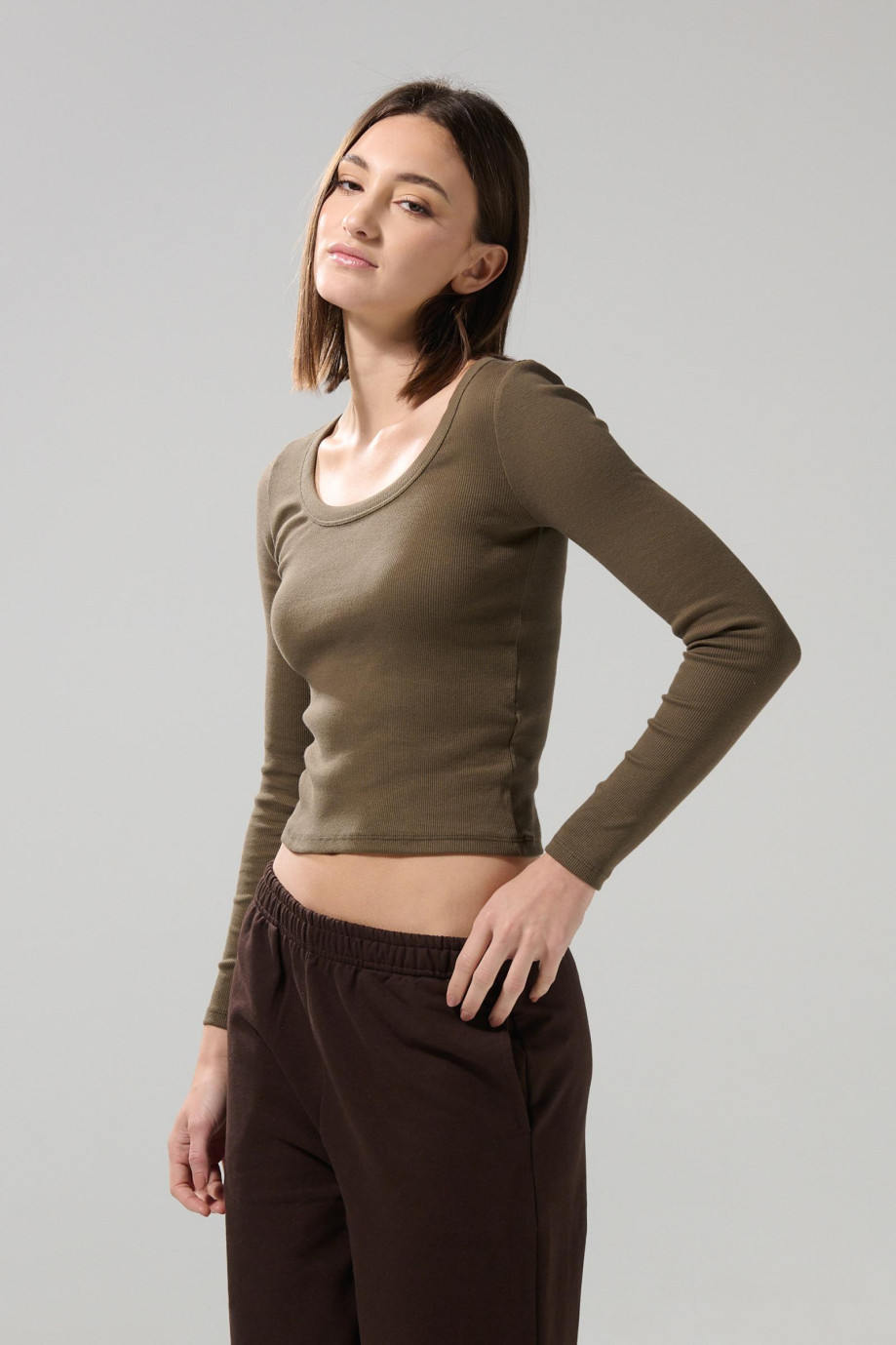Camiseta unicolor con escote en U y manga larga