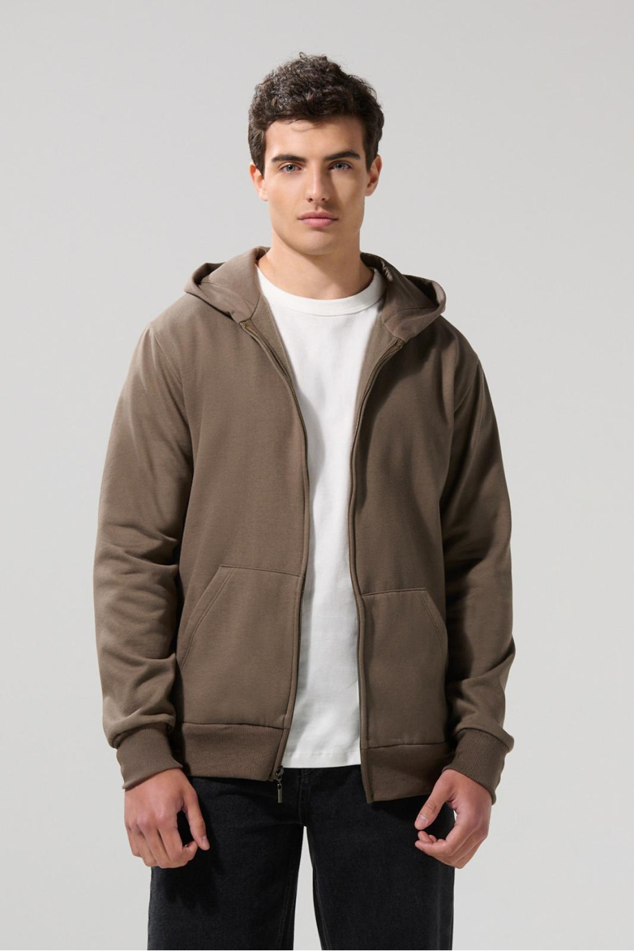 Buzo unicolor con capota y cierre delantero de cremallera