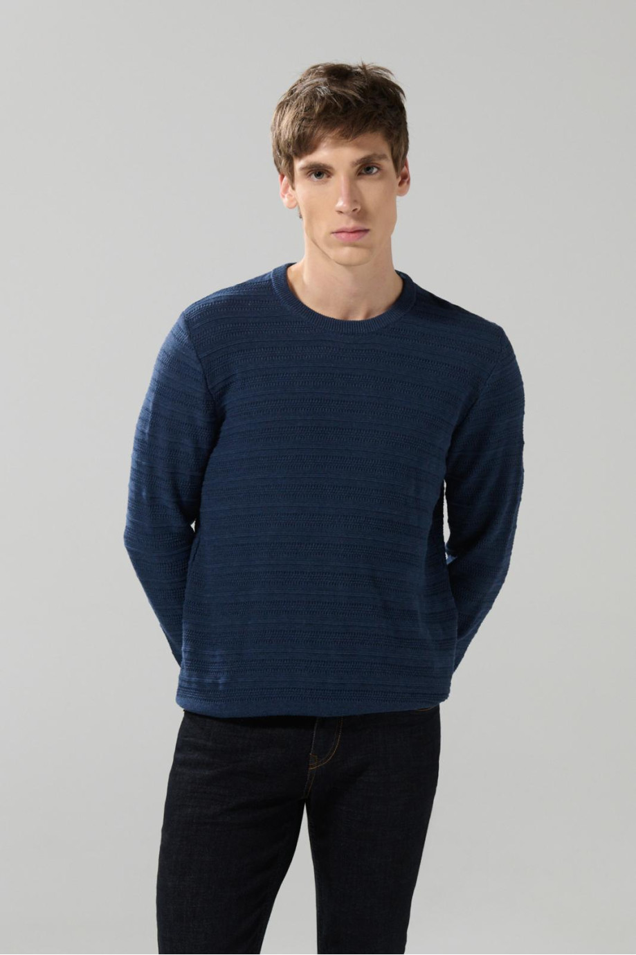 Suéter unicolor con cuello redondo y texturas de canal