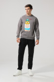 Buzo cuello redondo gris con arte de Hora de Aventura